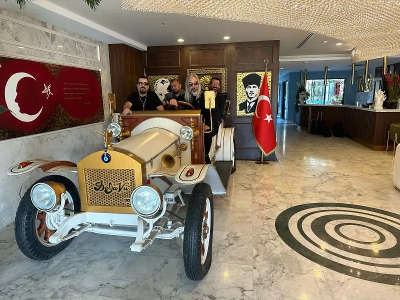 Marangoz 4 ayda eliyle 1925 model elektrikli araç yaptı