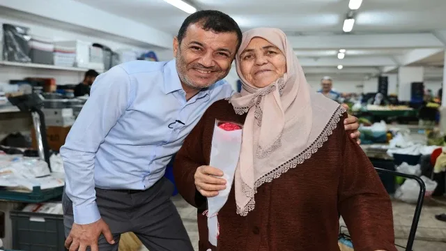 Başkan Çavuşoğlu’ndan pazaryerinde annelere sürpriz kutlama