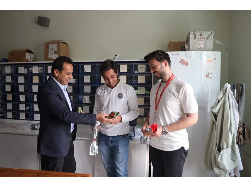 Başkan Sağınç''Sağlığımızı emanet ettiğimiz, Gece gündüz demeden çalışan, hastalarının yanında olan tüm sağlık çalışanlarımıza sonsuz teşekkürler. İyi ki varsınız.''