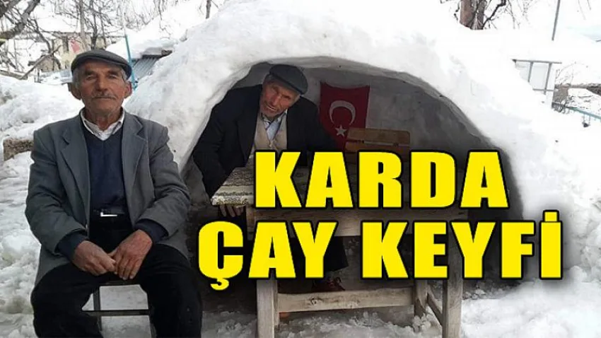 Kar'da Çay Keyfi Yapıyorlar