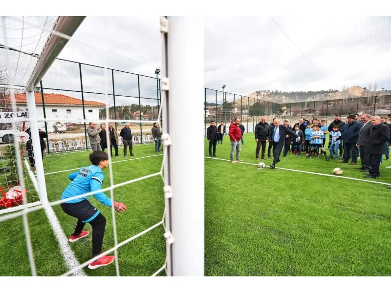 Başkan Zolan çocuklarla futbol oynadı