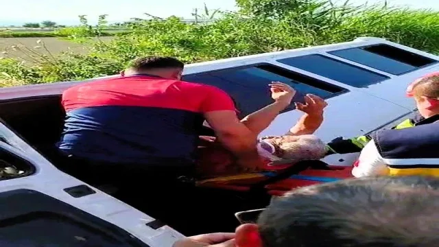 Yoldan çıkan işçi servisi sazlıkların arasına devrildi: 6 yaralı