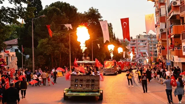 Denizli’de 19 Mayıs coşkusu fener alayıyla taçlandı