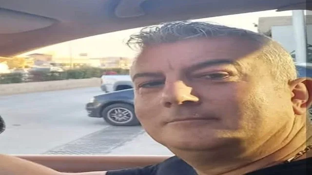 Kavşağa Süratli Giren Otomobil Anıt Duvarına Çarptı: 1 Ölü, 1 Ağır Yaralı