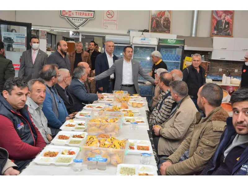 İftarını Kamyon ve Tır Garajı'ndaki Şoför Esnafıyla Yaptı