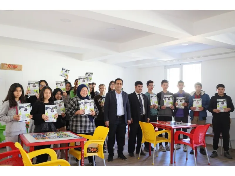 Kale Belediye Başkanı Mehmet Salih Sağınç Öğrencilere Kitap Hediye Etti