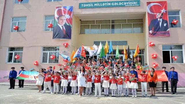 Azeri öğrenciler 23 Nisan’ı ilk defa Türk kardeşleri gibi kutladı