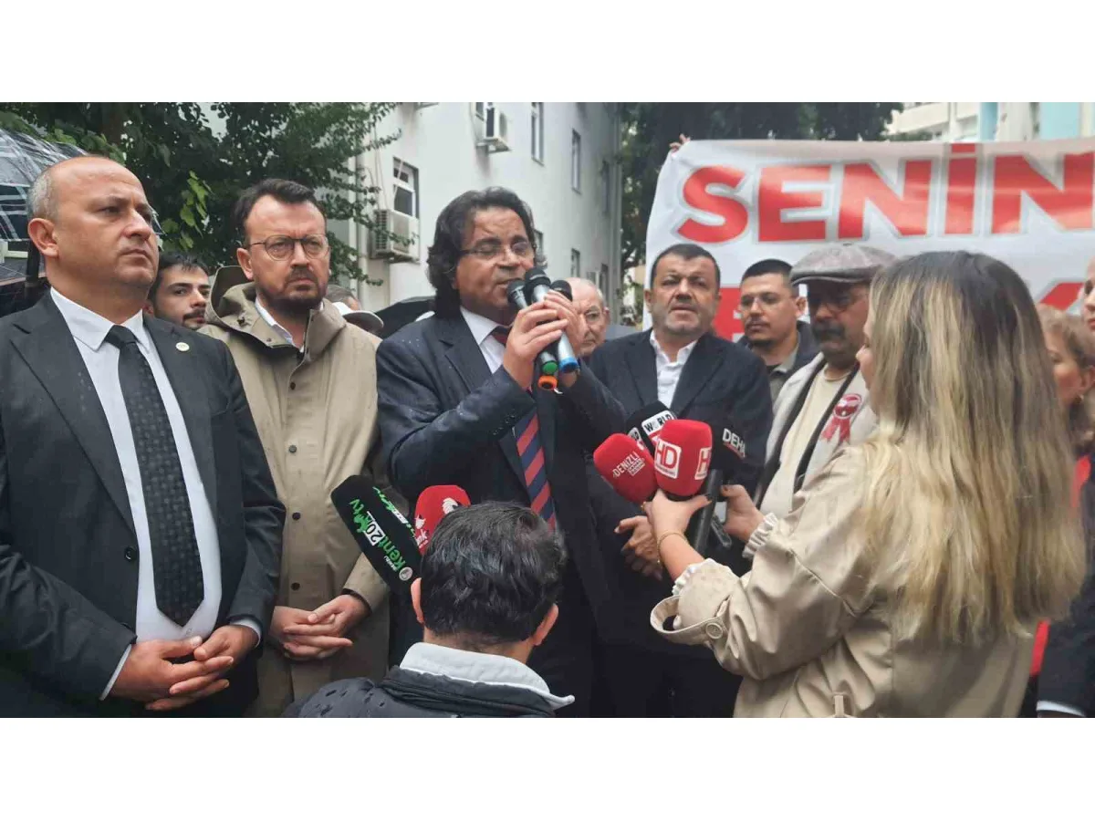 Başkan Doğan’ın destekçileri ikinci günde de belediye önünde buluştu