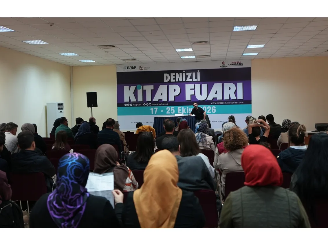 Denizli Kitap Fuarı salonundaki etkinliği izleyen kalabalık