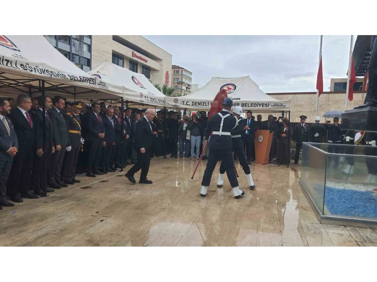 Denizli’de Cumhuriyet Bayramı kutlamaları çelenk töreniyle başladı