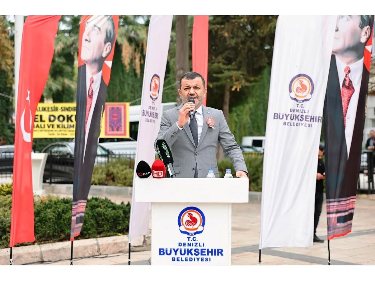 Denizli Belediye Teskilati 150. yil kutlamalarinda kürsüde mikrofonla konusan bir yetkili.